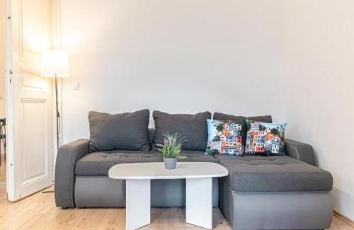 Wahring Apartment | Affordable 2 Apts for 16P, 4BR Great for Families
