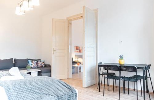 Wahring Apartment | Affordable 2 Apts for 16P, 4BR Great for Families