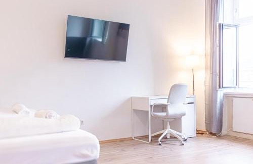 Wahring Apartment | Affordable 2 Apts for 16P, 4BR Great for Families