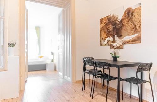 Wahring Apartment | Affordable 2 Apts for 16P, 4BR Great for Families