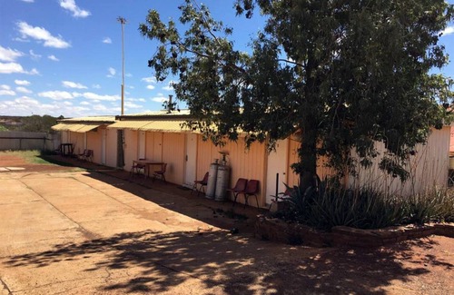 Meekatharra Hotel | Affordable and clean room with food option