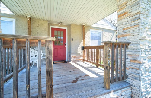 Columbia House | Affordable College Retreat near Downtown & Mizzou Campus