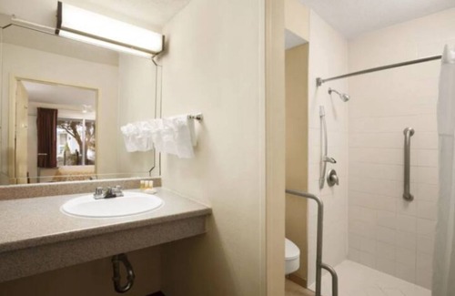 Alexandria West House | Affordable Comfort in Alexandria! 2 Double Beds11