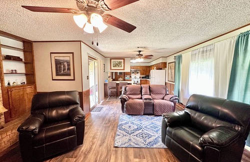 Negreet House | Affordable Comfort Near Toledo Town- Relax at The Toledo Bend Getaway