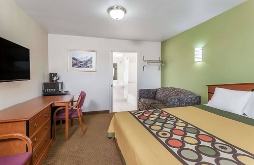 Austin Ave. Resort | Affordable Getaway at Knights Inn Franklin Ave Waco! Pet-friendly, Free Parking