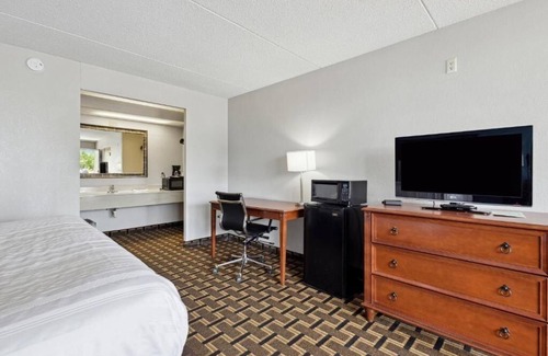 Greeneville Hotel | Affordable King Room with Free Parking Near Tweetsie Trail Hikes