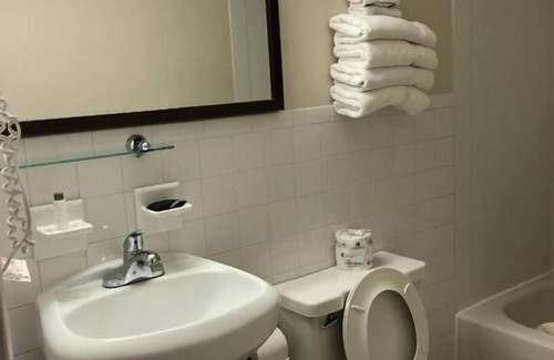 Campbelltown Hotel | Affordable Lodgings! FREE Breakfast & Parking, Close to Hershey Museum & More!