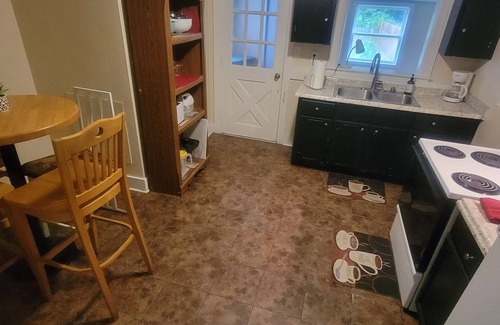 Newport News House | Affordable Newport News. Sleeps 6, easy Shipyard access