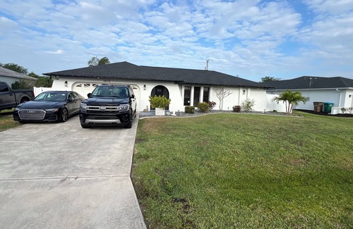 Caloosahatchee House | Affordable No-Pet Fee Cape Coral Getaway