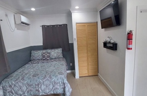 Nassau Cottage | Affordable Quiet Cottage 7 mins from Downtown Nassau/Paradise Island