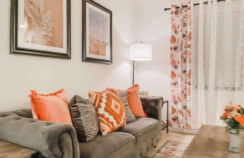 Tallahassee House | Affordable Retro Retreat | 80s Townhouse | 2 BDRMs