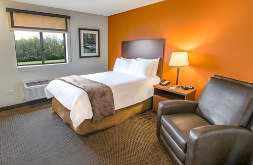 Council Bluffs Hotel | Affordable + Spacious Room Near Omaha's Henry Doorly Zoo & Bob Kerrey Pedestrian