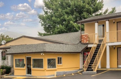 Berea House | Affordable Yet Fun! Pet-friendly, Breakfast and Parking Included