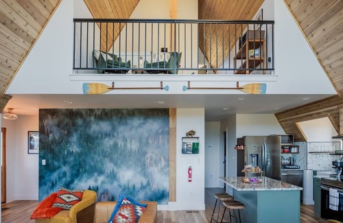 Chiloquin Cabin | Aframe Escape|Mtn&Lake Views|Spa|GameRoomlTheatre|Stargazing|Basecamp