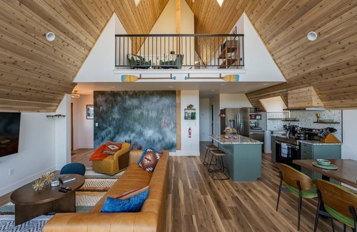 Chiloquin Cabin | Aframe Escape|Mtn&Lake Views|Spa|GameRoomlTheatre|Stargazing|Basecamp