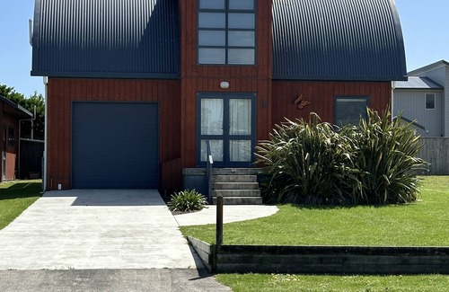Hokio Beach House | After Dune Delight n3 Bedroom, 2 Bathroom, fully fenced Home