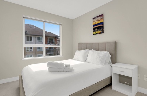 North End Condo | Afternoon Okanagan Sunshine - Steps To The Beach!