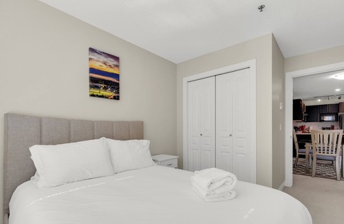 North End Condo | Afternoon Okanagan Sunshine - Steps To The Beach!