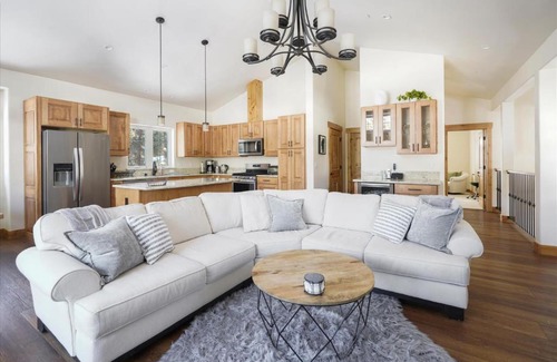 Tahoe Vista House | Agate Bay Gem by Tahoe Getaways - Charming Getaway with Cozy Fireplace Near Hiking and Biking Trails