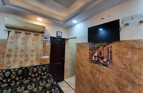 Lajpat Nagar Apartment | Aggarwal guest houses lajpat nagar, foreigners area, very safe, attached fully equipped kitchen for self cooking with gas stove and all utensils, luxury washroom, Ac, personal fridge, wifi with android tvs, cream location- cal 92,121,74,700