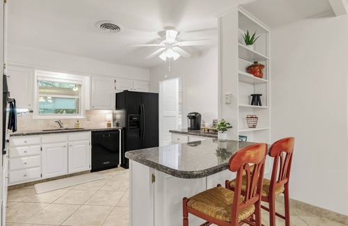 College Station House | Aggie Game Day Retreat - Sleeps 12, Less Than 2 Miles to Kyle Field