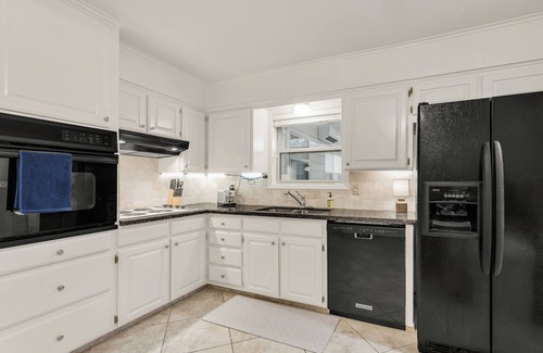 College Station House | Aggie Game Day Retreat - Sleeps 12, Less Than 2 Miles to Kyle Field