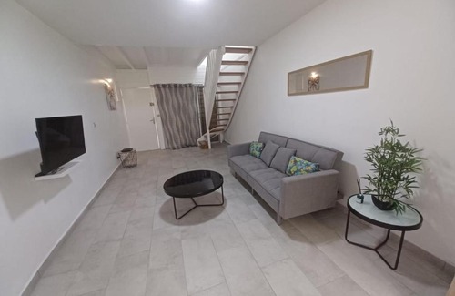 Bas du Fort Apartment | Agréable appartement rénové avec piscine.