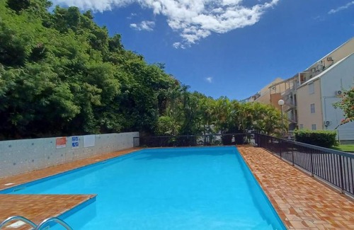 Bas du Fort Apartment | Agréable appartement rénové avec piscine.