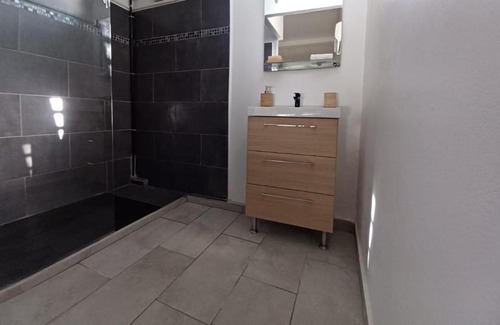 Bas du Fort Apartment | Agréable appartement rénové avec piscine.