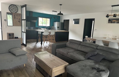 Biscarrosse House | Agréable Maison Neuve, Pergola, Terrasse Mobile , Piscine Chauffée, spa 6 Places