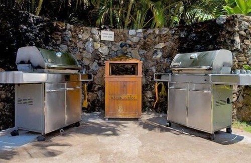 Historic Lahaina Front Street Apartment | Aina Nalu Studio, Great Rates & Location, AC & WIFI, 2 Pools & Jacuzzi