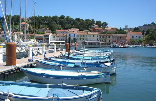Saint-Mandrier-sur-Mer Apartment | air-conditioned apartment with terrace port of saint Mandrier