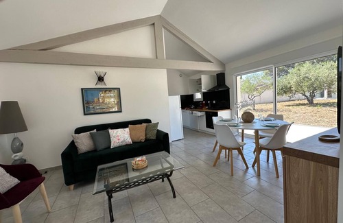 Villeneuve-les-Avignon House | Air-conditioned house for 4 with view