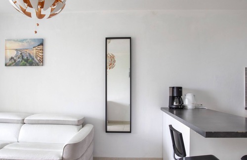 Saint-Laurent-du-Var Apartment | Air conditioning Studio with pool St Laurent du Var