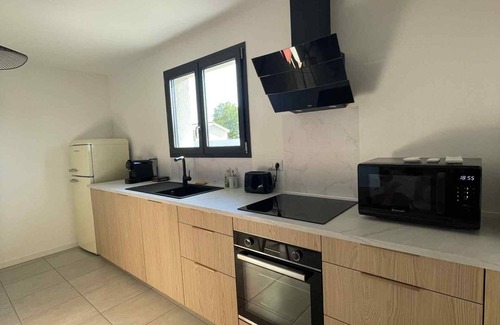 Grayan-Et-L'Hopital House | Air-conditioned villa near the sea with swimming pool