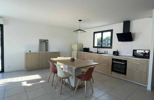Grayan-Et-L'Hopital House | Air-conditioned villa near the sea with swimming pool