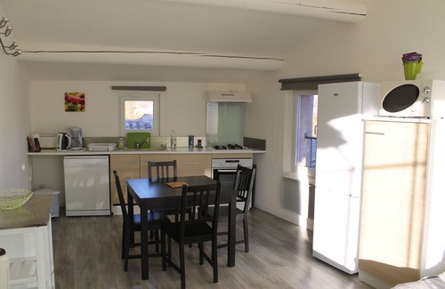 L'Isle-sur-la-Sorgue Apartment | Air-conditioned apartment with terrace in a quiet city center
