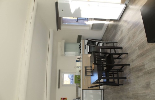 L'Isle-sur-la-Sorgue Apartment | Air-conditioned apartment with terrace in a quiet city center