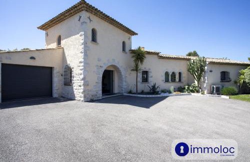 Mandelieu-La-Napoule Villa | Air-conditioned villa with pool and garden