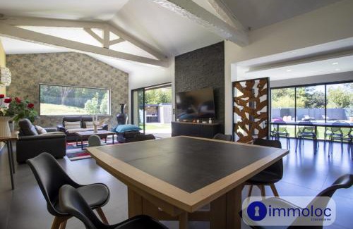 Mandelieu-La-Napoule Villa | Air-conditioned villa with pool and garden
