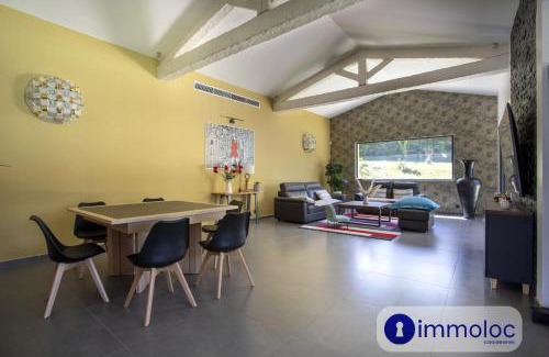 Mandelieu-La-Napoule Villa | Air-conditioned villa with pool and garden