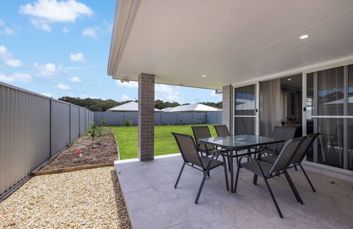 South West Rocks House | Air Conditioning * Secured Parking * BBQ * No Linen