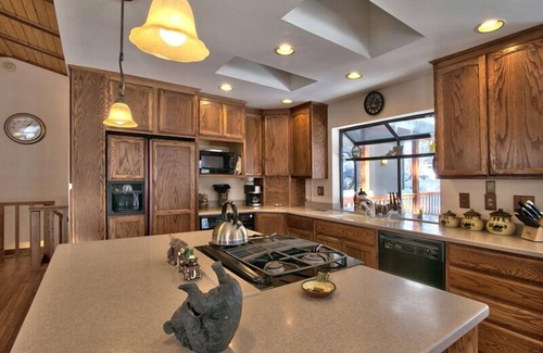 Lower Kingsbury House | Air-condition, Close to Casinos, Hot Tub, Pool Table and Foosball Table