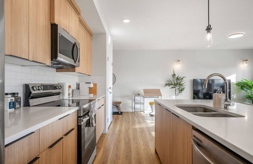 Southeast Calgary Apartment | Air Conditioned 2 BR Luxury Suite/w King Bed