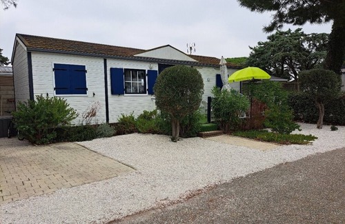 Les Cabanes de Fleury House | Air-conditioned bungalow, fully equipped, with furnished terrace. Beach at 700m