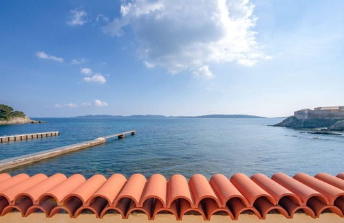 Giens Apartment | Air-conditioned fisherman's cottage waterfront Hyères terrace view Porquerolles