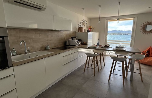 Sanary-sur-Mer Apartment | Air-conditioned seaside apartment, within walking distance of the beach and port with sea view.