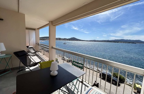 Sanary-sur-Mer Apartment | Air-conditioned seaside apartment, within walking distance of the beach and port with sea view.
