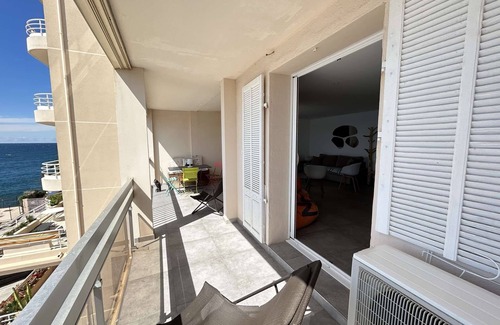 Sanary-sur-Mer Apartment | Air-conditioned seaside apartment, within walking distance of the beach and port with sea view.