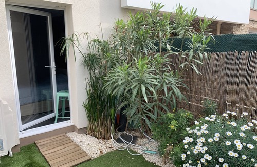 Saint-Cyr-sur-Mer Apartment | Air-conditioned ground-floor apartment with garden